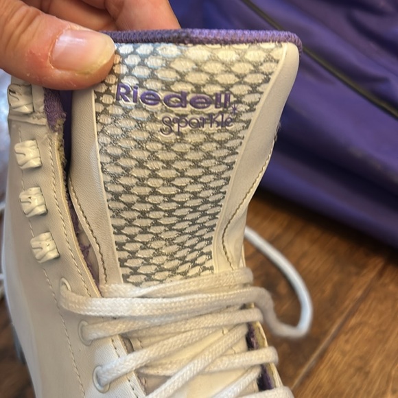 White and Purple Riedell Ice Skates with purple carrying bag - Picture 3 of 6